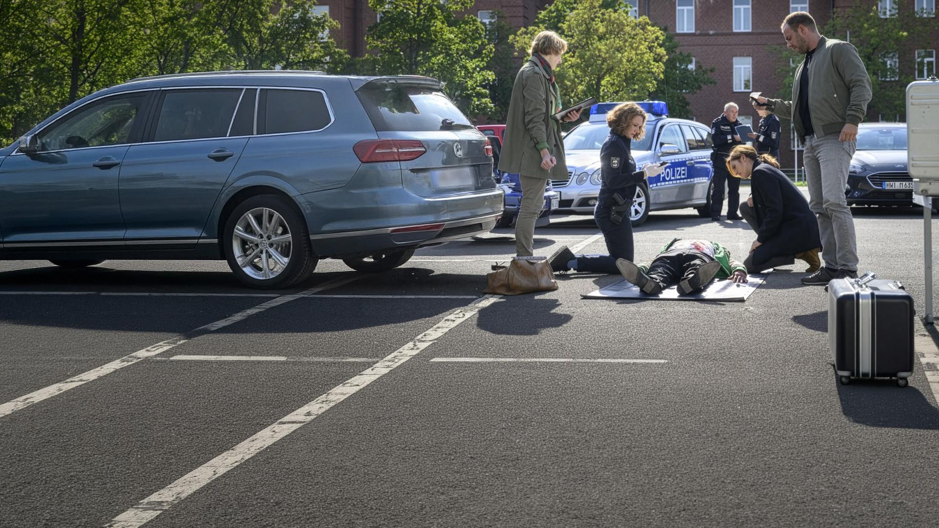 "SOKO Wismar – Schlechte Karten": Dr. Helene Sturbeck (Katharina Blaschke) und Lars Pöhlmann (Dominic Boeer) stehen bei der Leiche von Matteo Ritter (Omar Yussuf Bousnali), während Paula Moorkamp (Stella Hinrichs) und Karoline Joost (Nike Fuhrmann) knien.