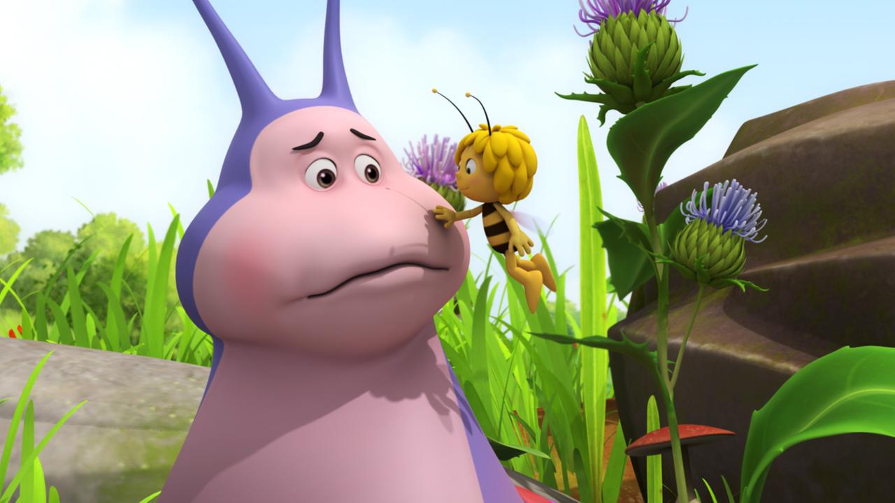 Maja tröstet Schnecke Heinz und fasst ihm an die Wange.