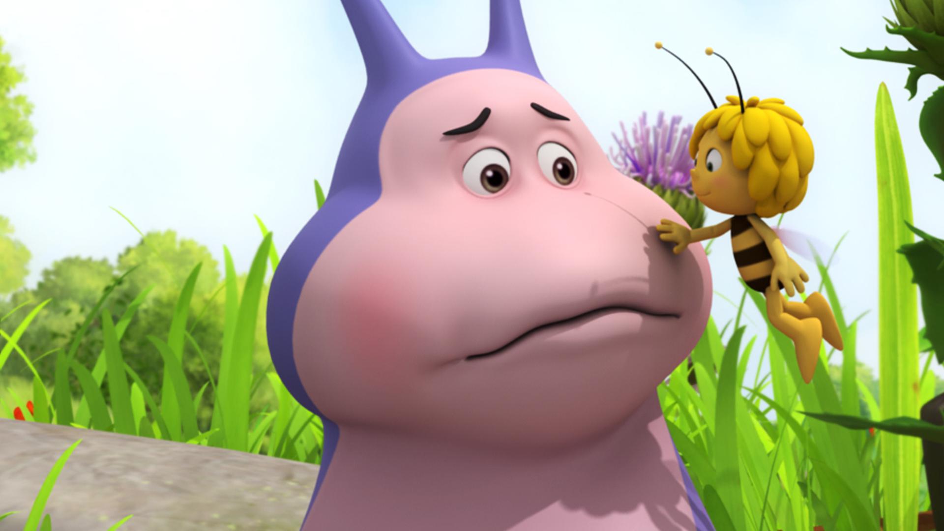 Maja tröstet Schnecke Heinz und fasst ihm an die Wange.