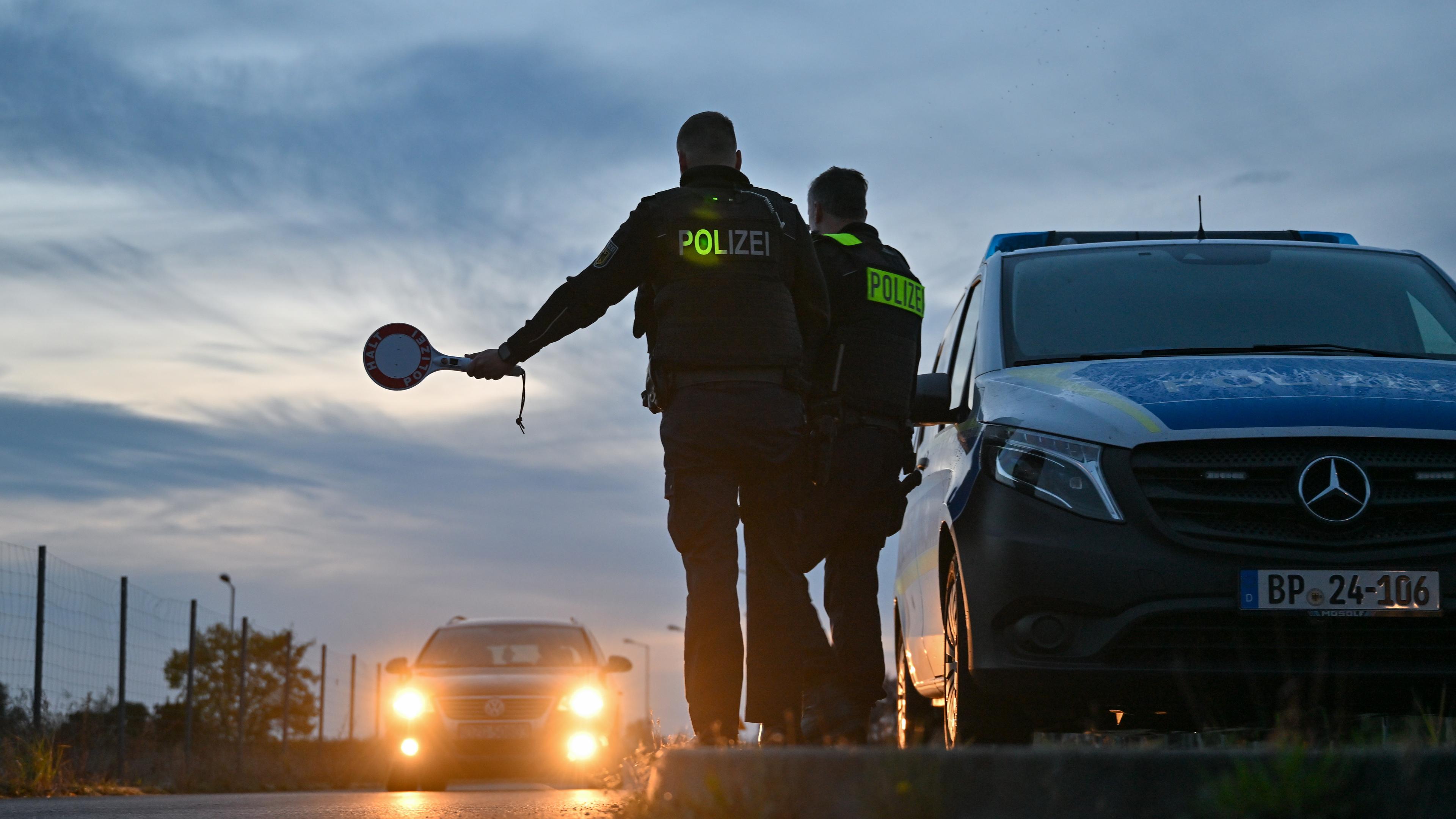 Beamte der Bundespolizei stoppen am frühen Morgen an der deutsch-polnischen Grenze in Forst (Lausitz) einen Pkw bei der Einreise. 