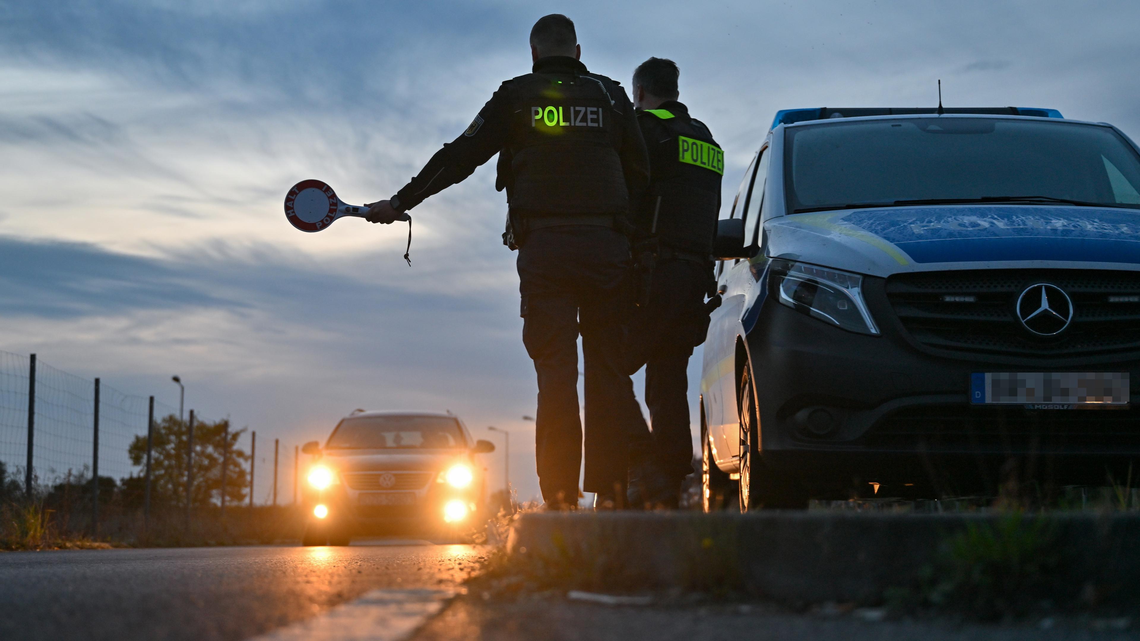 Beamte der Bundespolizei stoppen am frühen Morgen an der deutsch-polnischen Grenze in Forst (Lausitz) einen Pkw bei der Einreise, aufgenommen am 11.10.2023
