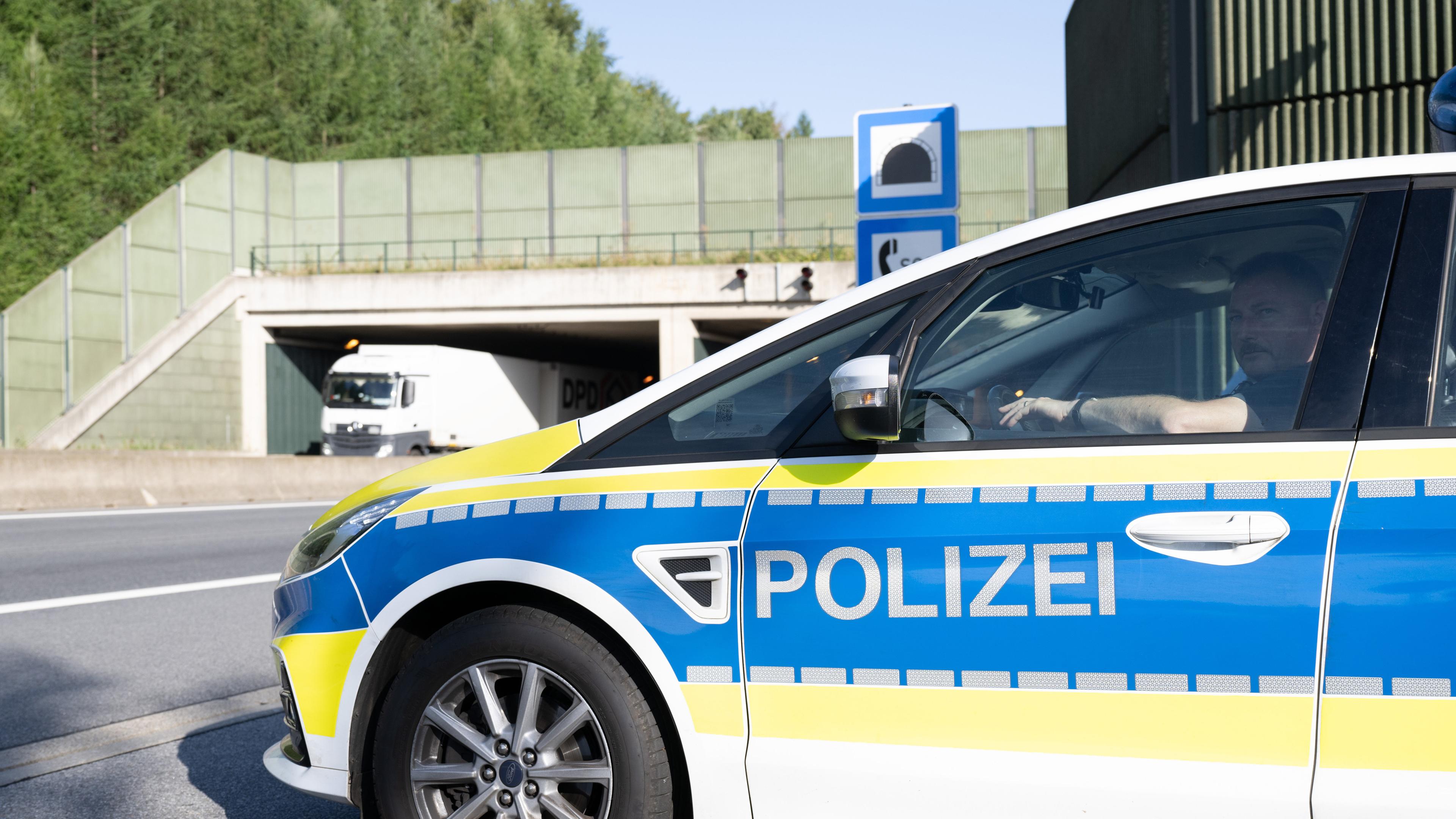  Die Bundespolizisten  Klaus Hohmann sitzt an einer Ausfahrt an der Autobahn 17 nahe der deutsch-tschechischen Grenze in einem Polizeiauto und begutachtet die vorbeifahrenden Fahrzeuge. 