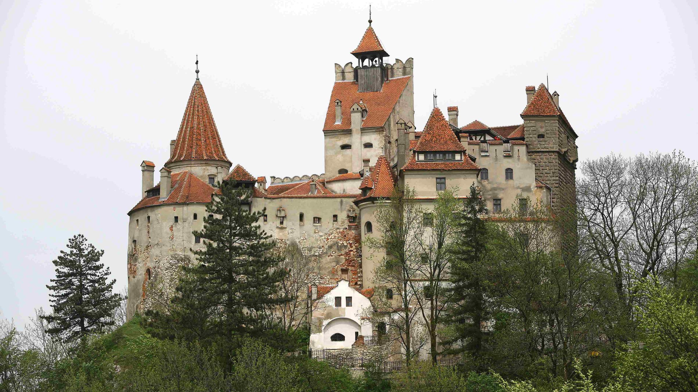 Ein Schloss auf einem Hügel