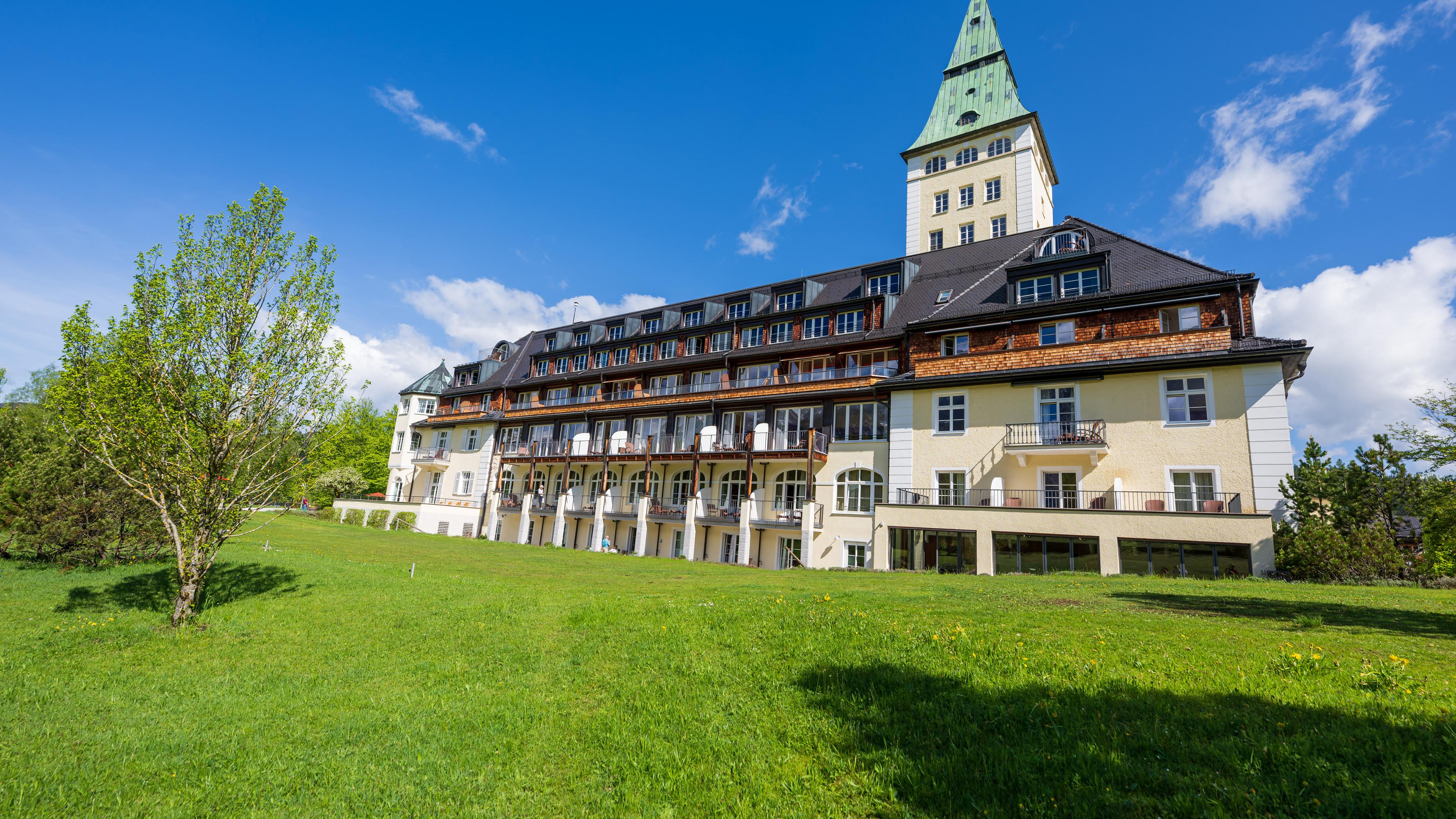 Bayern, Garmisch-Partenkirchen: Das Hotel Schloss Elmau.