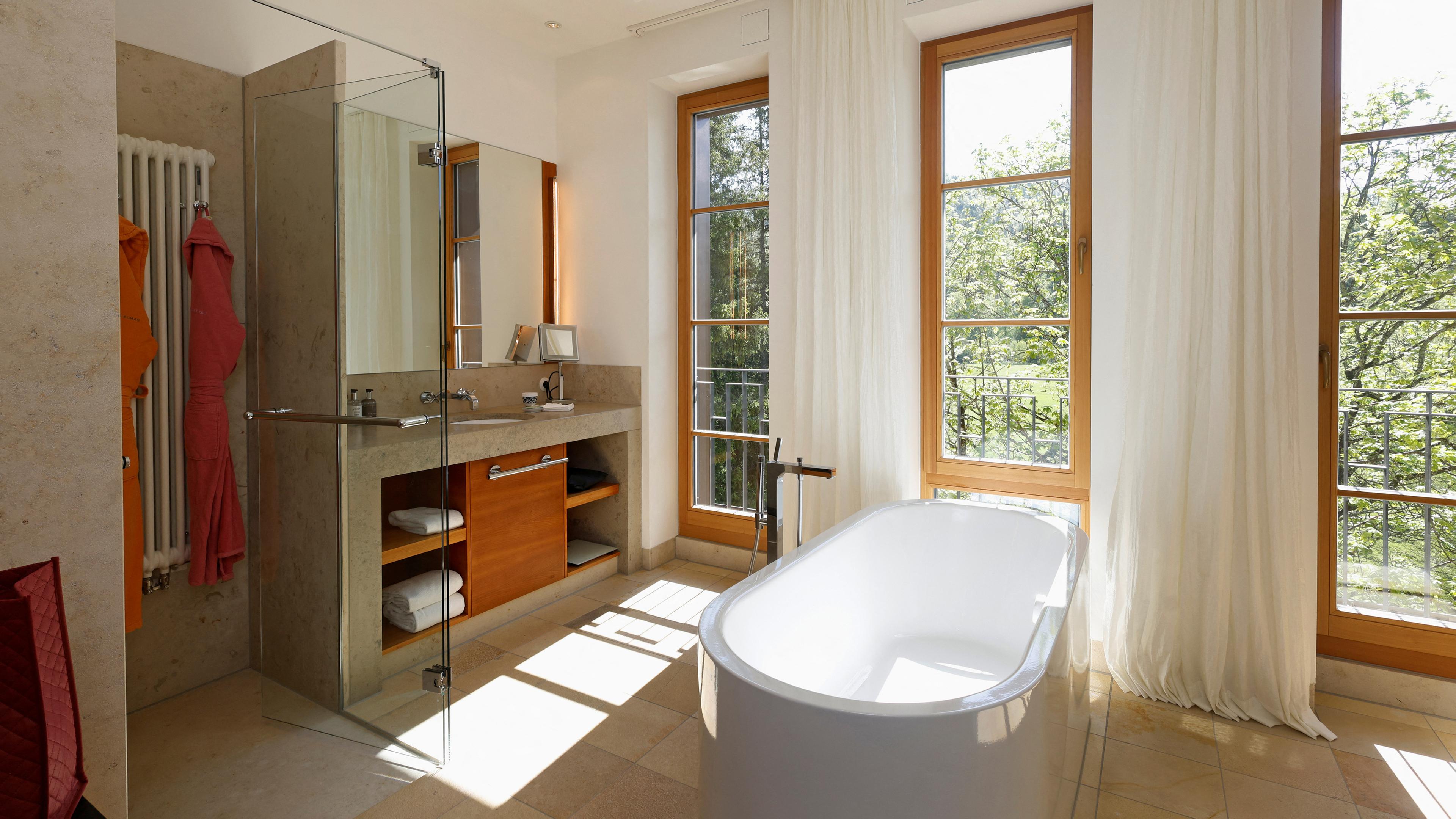 Ein Badezimmer einer Suite in Schloss Elmau