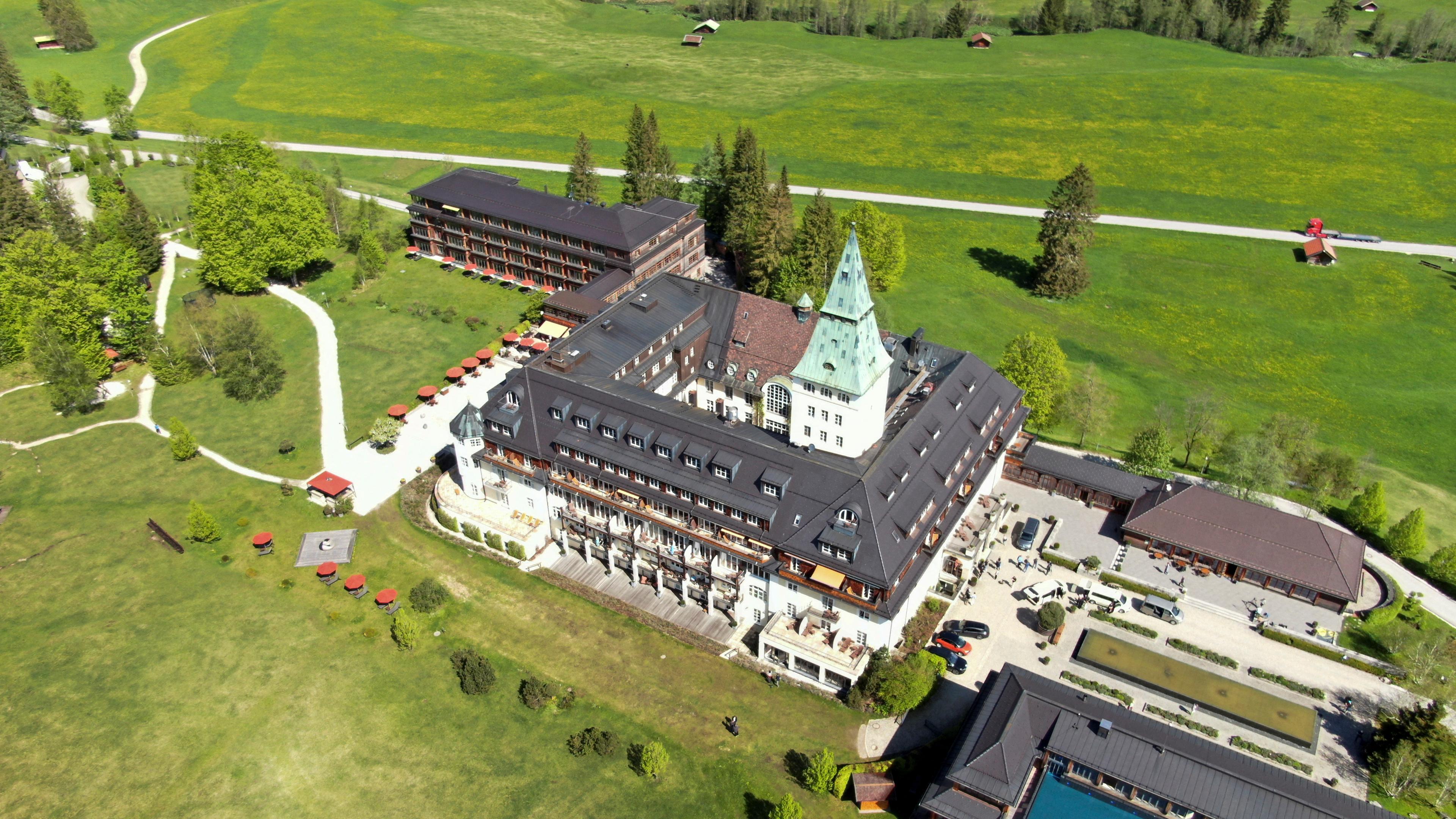 Eine Luftaufnahme von Schloss Elmau