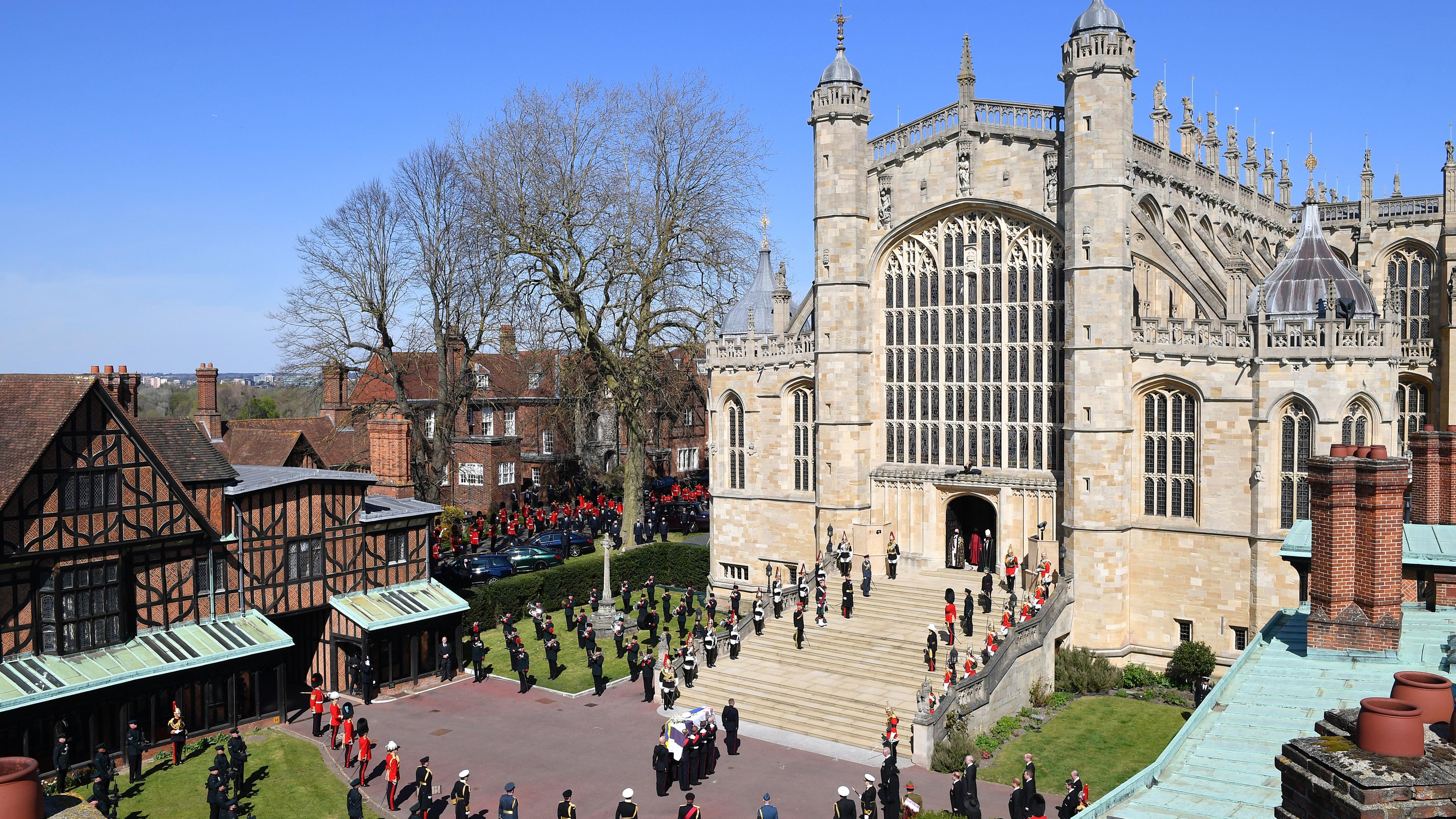 Der Sarg von Prinz Philip wird, gefolgt von Mitgliedern der königlichen Familie, in die St.-Georges-Kapelle auf Schloss Windsor getragen. 