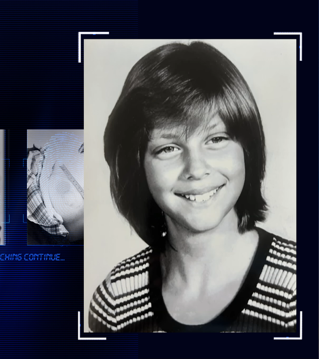 Schwarzweißfoto eines etwa 15 Jahre alten Mädchens, lächelt links an der Kamera vorbei. Sie trägt einen gemusterten Strickpullover mit rundem Ausschnitt. Links daneben: Lichtschematische Darstellung eines Fingerabdrucks.