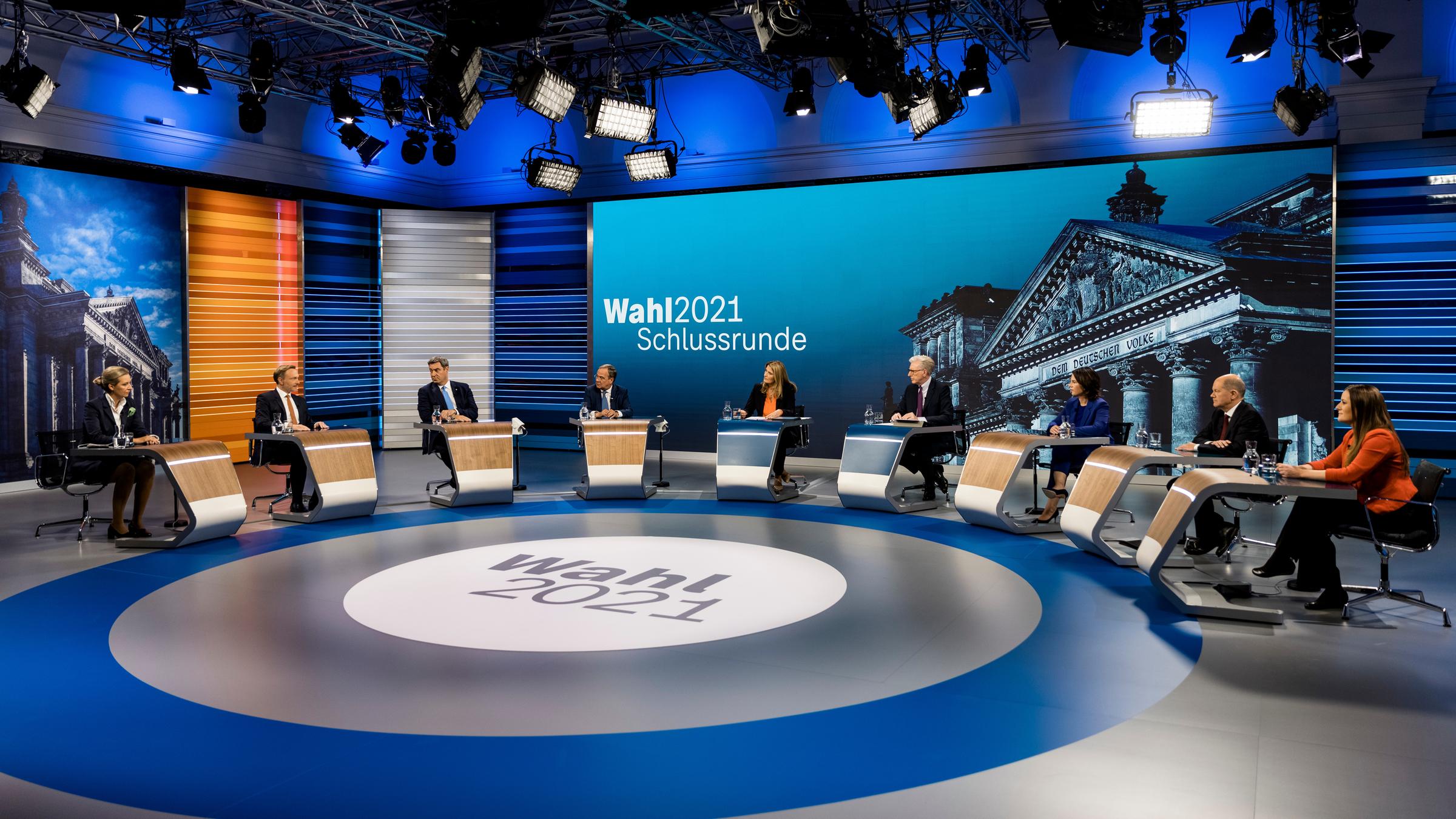 „Die Schlussrunde“ (ARD/ZDF): Von links: Alice Weidel, Christian Lindner, Markus Söder, Armin Laschet, Tina Hassel, Theo Koll, Annalena Baerbock, Olaf Scholz, Janine Wissler