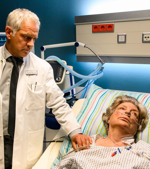 "Bettys Diagnose - Schmerzhafte Wahrheit": Prof. Dr. Alexander von Arnstett (Florian Fitz) legt tröstend seine Hand auf die Schulter seiner Mutter, Katharina von Arnstett (Peggy Lukac).