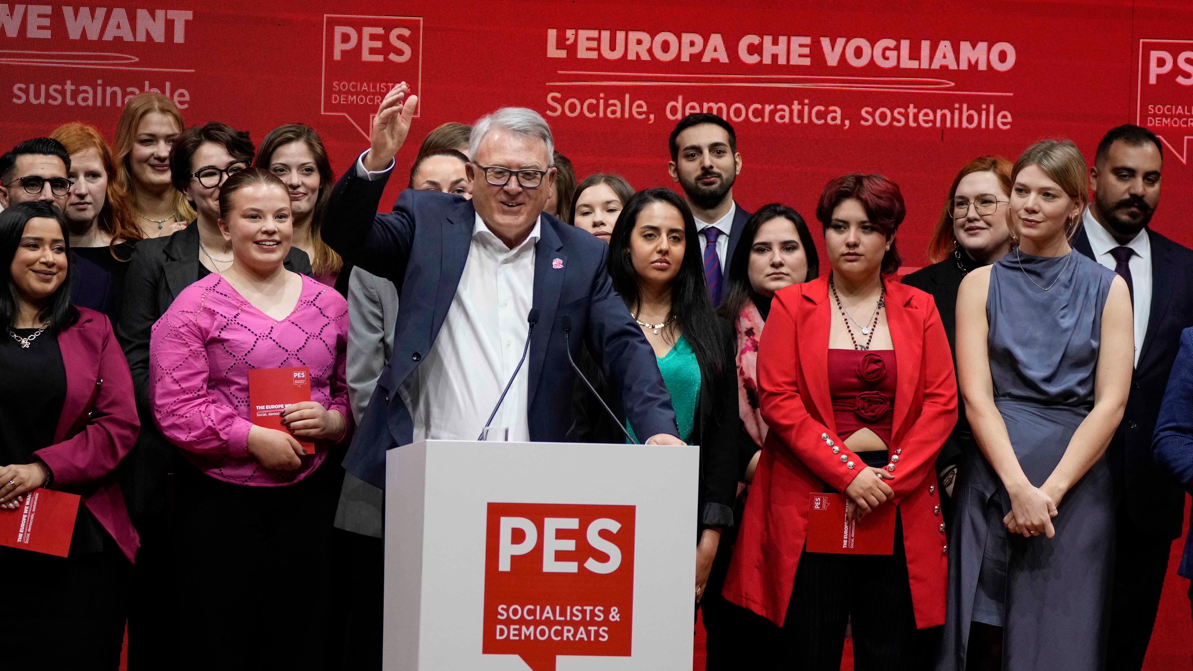 Nicolas Schmit (Mitte), EU-Kommissar für Beschäftigung und soziale Rechte und Kandidat der Sozialdemokratischen Partei Europas 
