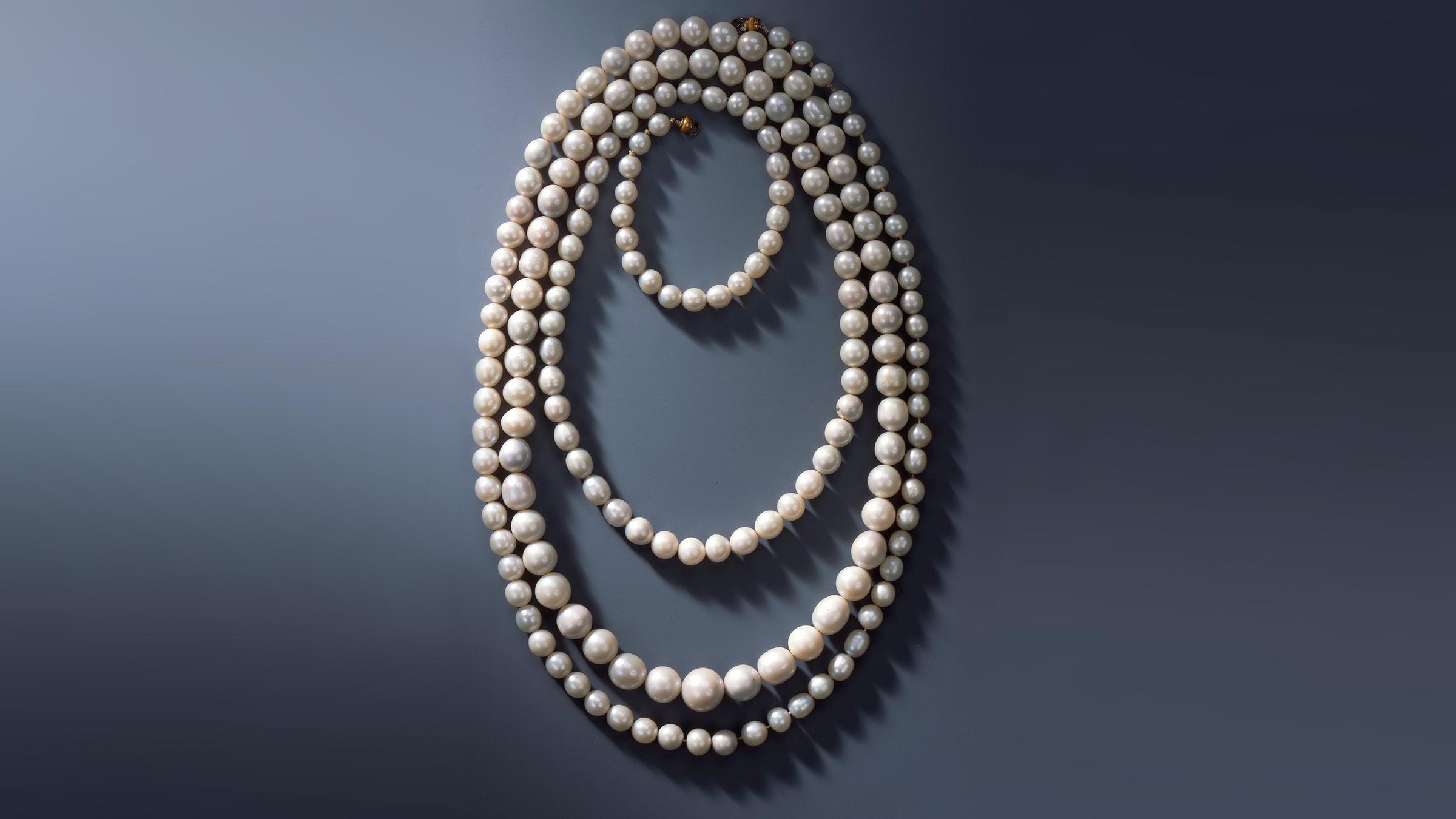 Kette aus 177 sächsischen Perlen, die aus vogtländischen Gewässern gewonnen wurden.