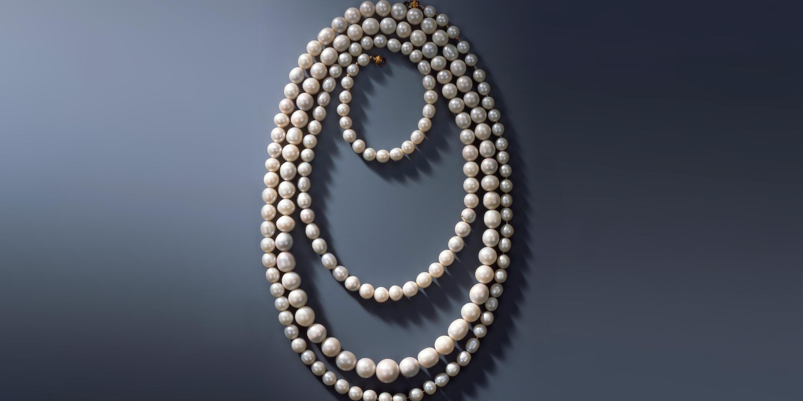 Kette aus 177 sächsischen Perlen, die aus vogtländischen Gewässern gewonnen wurden.