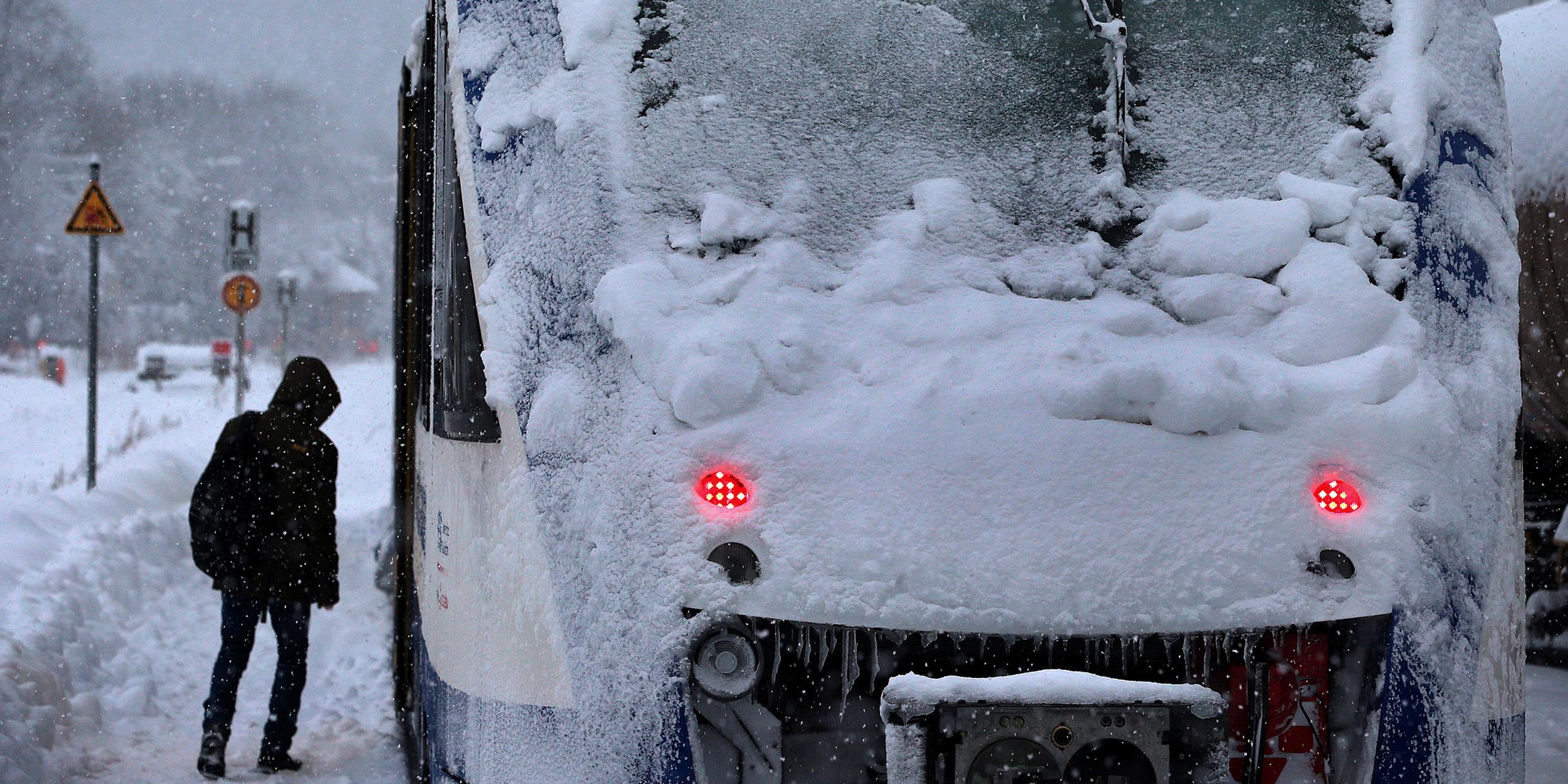 Ein mit Schnee und Eis überzogener Triebwagen der Regionalbahn Augsburg-Schongau aufgenommen am 10.01. 2019