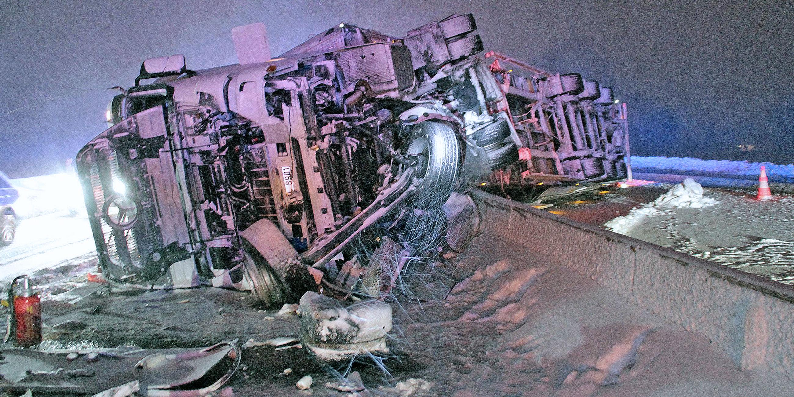 Ein umgestürzter LKW auf der A8 aufgenommen am 10.01. 2019