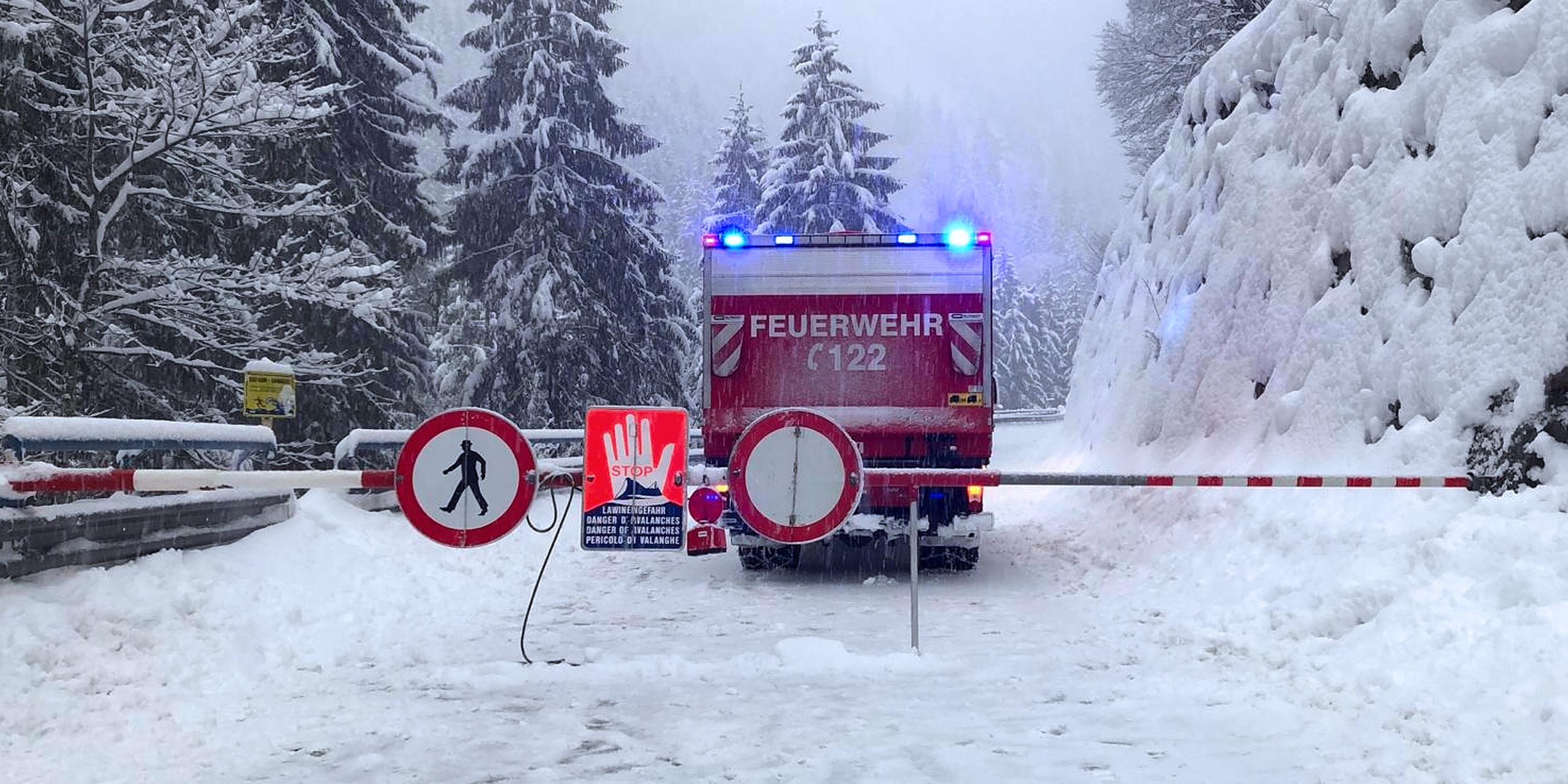 Archiv: Straßensperre aufgrund der hohen Lawinengefahr am 05.01.2019, in Tirol, Österreich