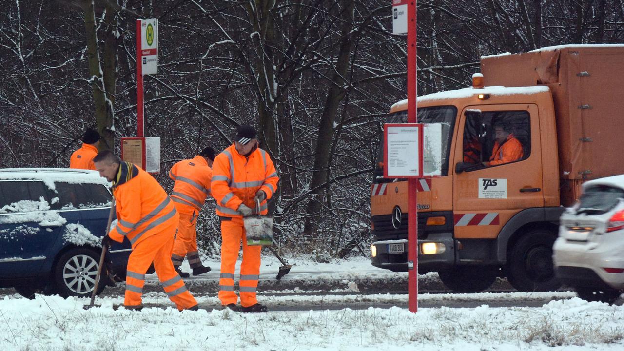 Schnee und Glatteis: Verkehrschaos durch Winterwetter - ZDFheute