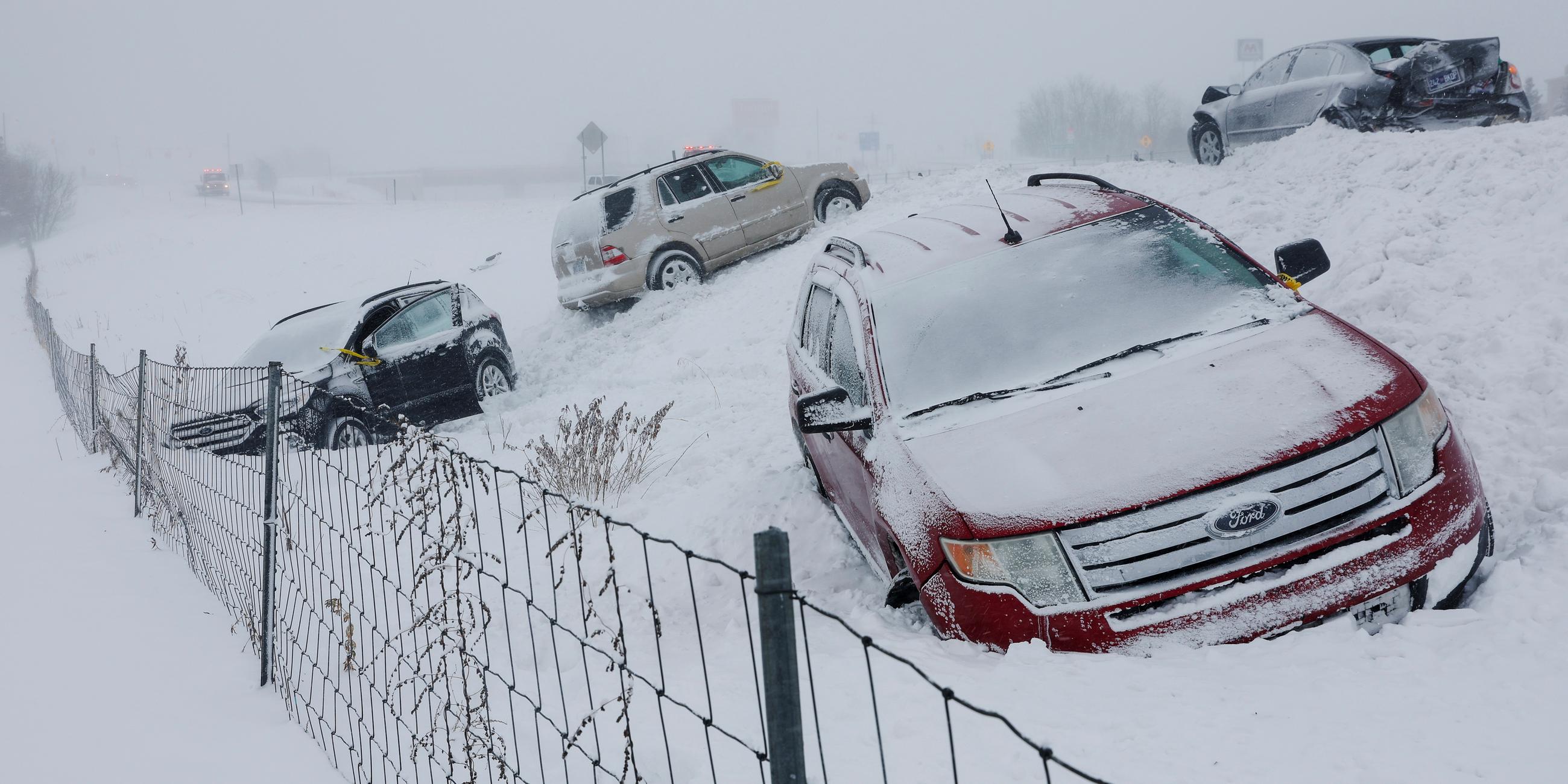 23.12.2022 - USA, Byron Center: Fahrzeuge stehen auf der US 131 nördlich der 84th Street. Für Kent County und die umliegende Region ist eine Schneesturmwarnung in Kraft. Die USA werden von einer Kältewelle heimgesucht.
