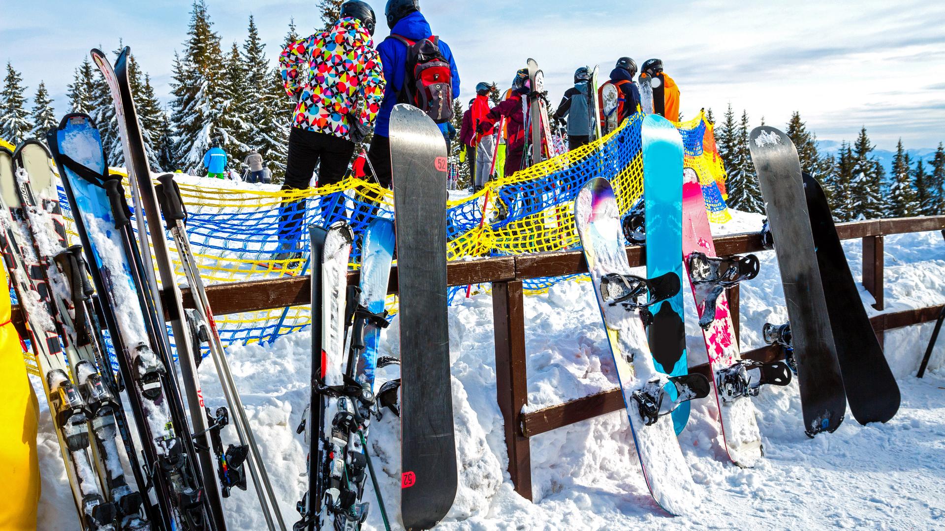 Bunte Snowboarde und Wintersportler