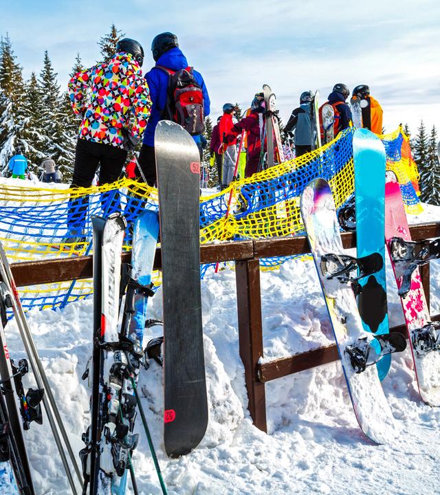 Bunte Snowboarde und Wintersportler