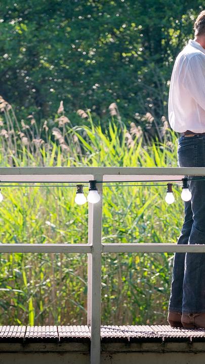 Smilla Witte (Maria Ehrich) steht mit ihr Vater Heinrich (Jürgen Tarrach) und dessen Freundin Regina (Andrea Sawatzki) draußen.