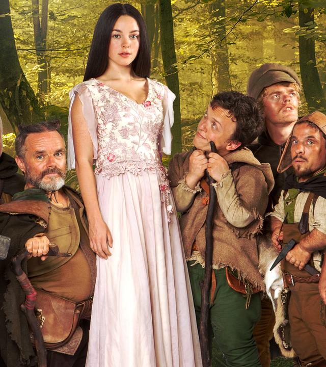 Im Wald stehen die Zwerge im Halbkreis um Schneewittchen (Tijan Marei).