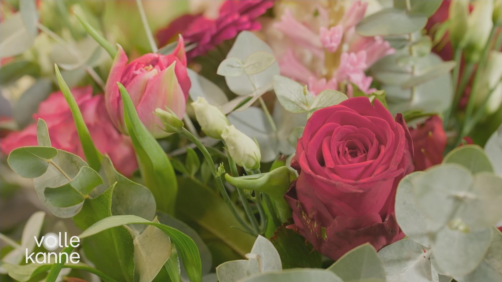 Ein schöner Blumestrauß mit Rosen und Tulpen