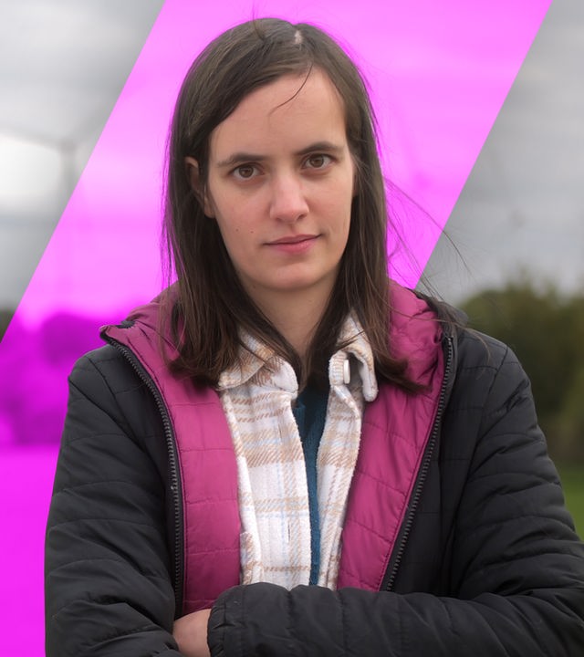 Auf der rechten Bildseite ist der Kopf einer jungen Frau zu sehen. Auf der linken Bildseite taucht die junge Frau unter Wasser.