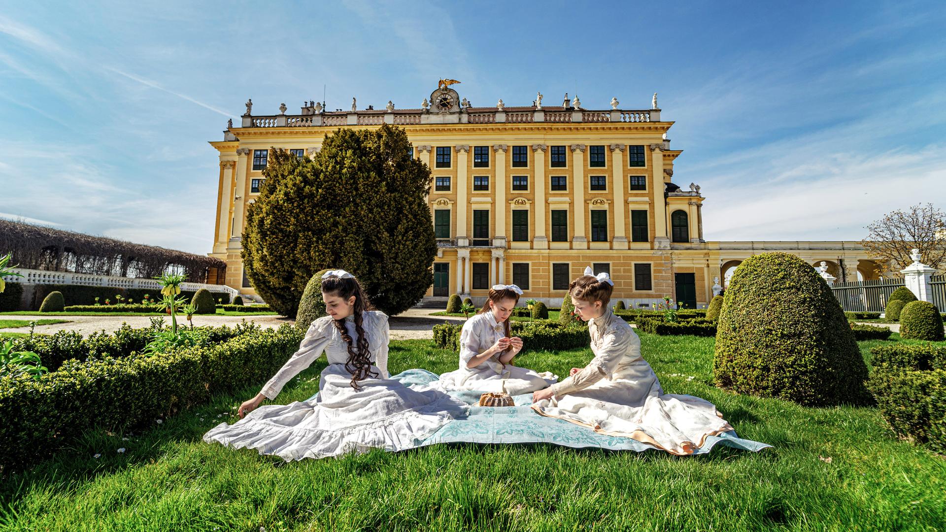 Die jungen Erzherzoginnen genießen ihren Nachmittag in der Sonne.