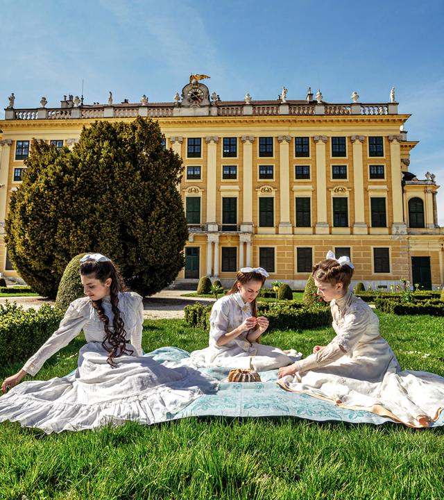 Die jungen Erzherzoginnen genießen ihren Nachmittag in der Sonne.