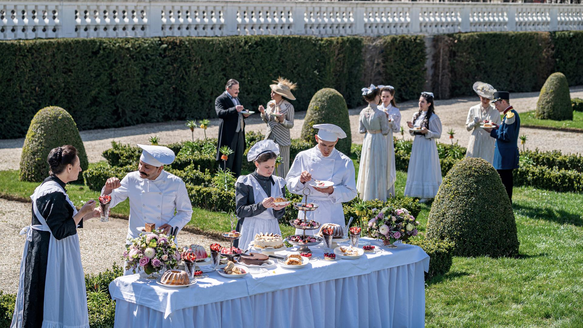 Beim Kuchenessen im Kronprinzgarten wird gerne getratscht. 