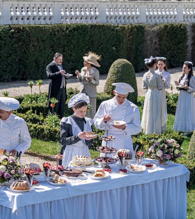 Beim Kuchenessen im Kronprinzgarten wird gerne getratscht. 
