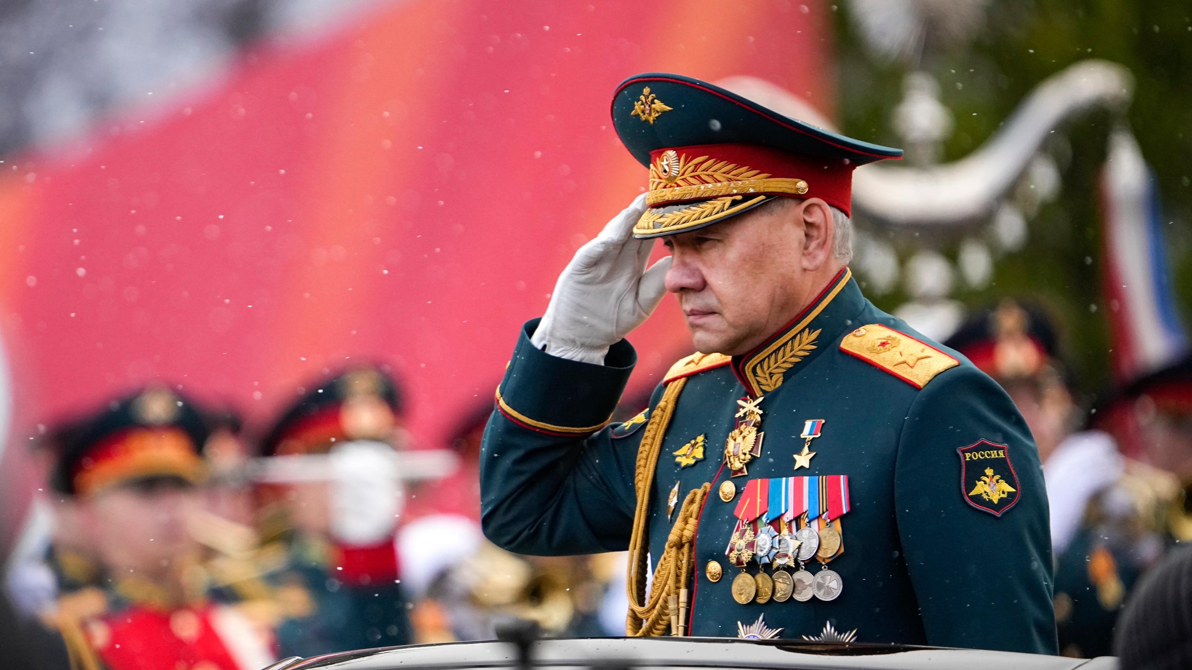 Sergej Schoigu, ehemaliger russischer Verteidigungsminister, bei einer Militärparade