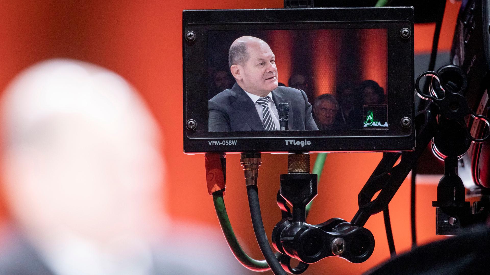 Olaf Scholz auf dem Display einer Kamera