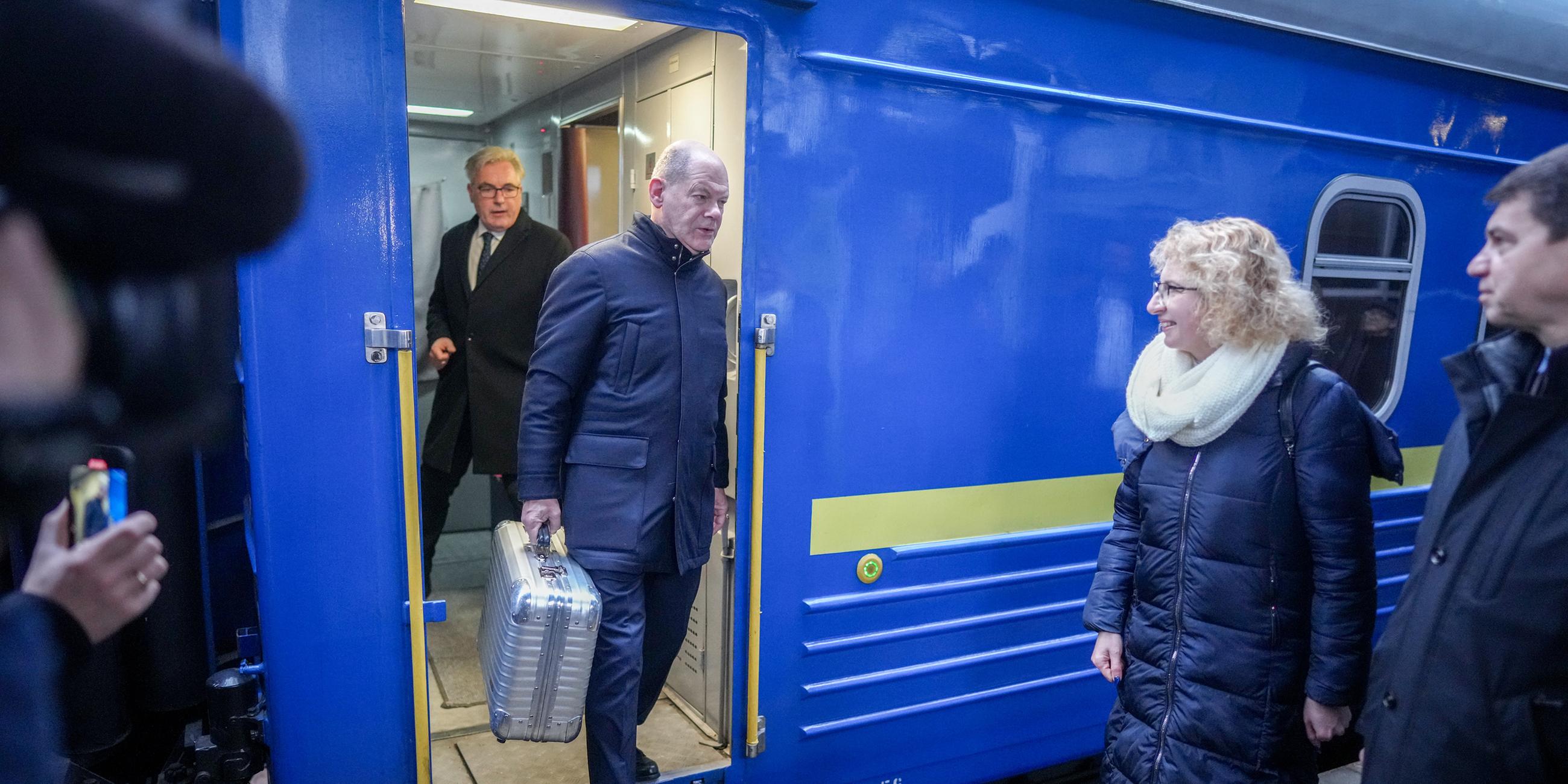 Bundeskanzler Olaf Scholz (SPD) kommt mit einem Sonderzug auf dem Zentralbahnhof der ukrainischen Hauptstadt Kiew an