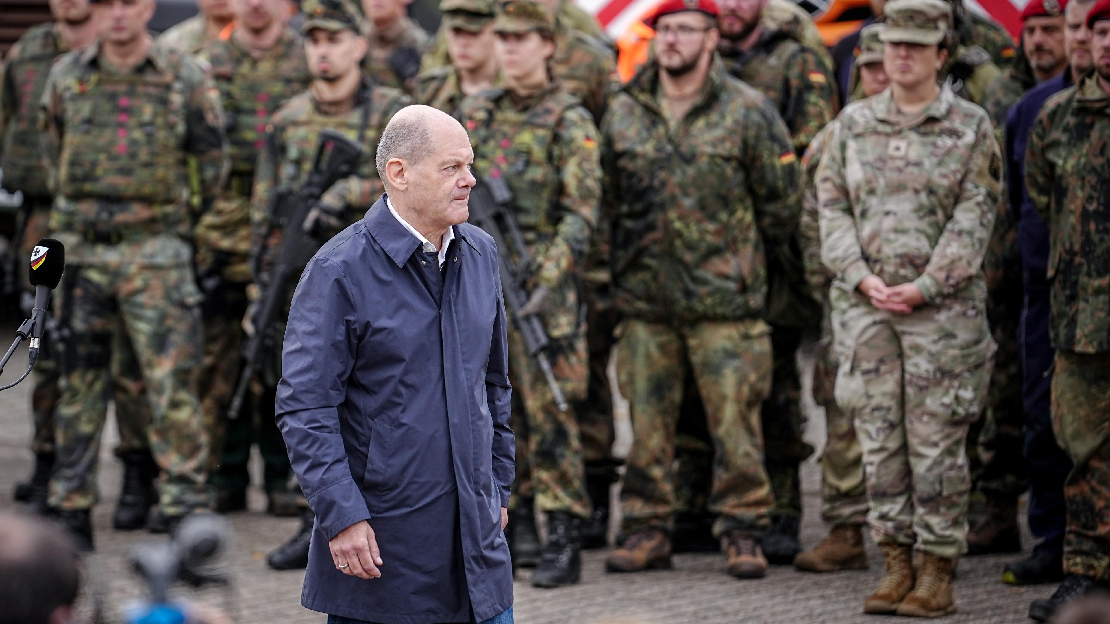 Nordrhein-Westfalen, Köln: Bundeskanzler Olaf Scholz (SPD) verlässt nach dem Besuch der Fähigkeitsdemonstration der Territorialen Verfügungsgruppe auf dem Militärflughafen Köln-Wahn das Pressestatement.