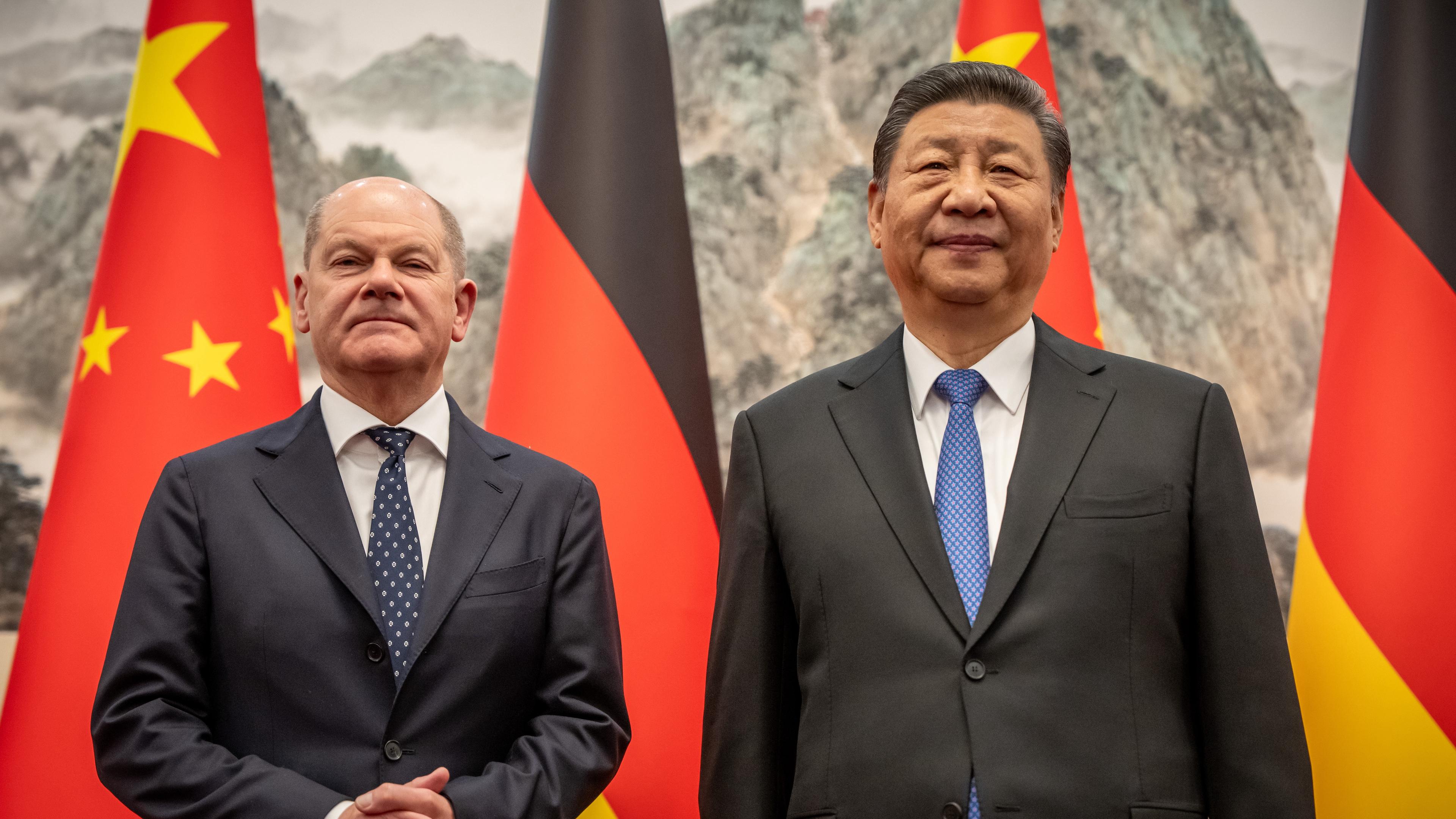Bundeskanzler Olaf Scholz (SPD) wird von Xi Jinping, Staatspräsident von China, im Staatsgästehaus empfangen.