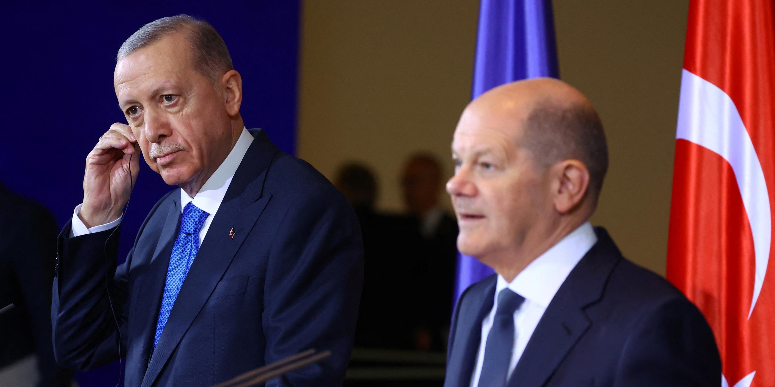 Bundeskanzler Olaf Scholz und der türkische Präsident Tayyip Erdogan nehmen an einer Pressekonferenz im Kanzleramt in Berlin teil
