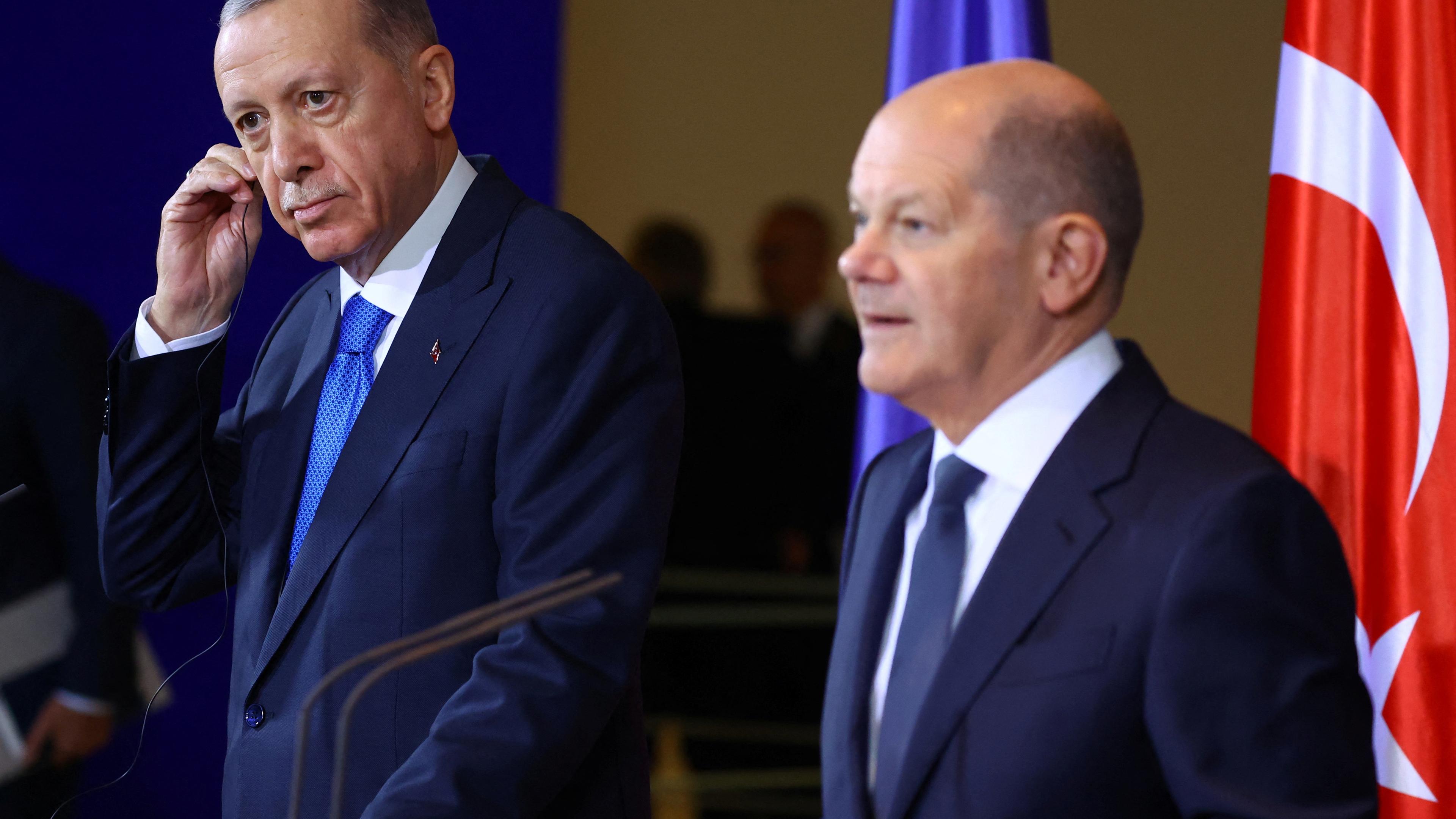 Bundeskanzler Olaf Scholz und der türkische Präsident Tayyip Erdogan nehmen an einer Pressekonferenz im Kanzleramt in Berlin teil