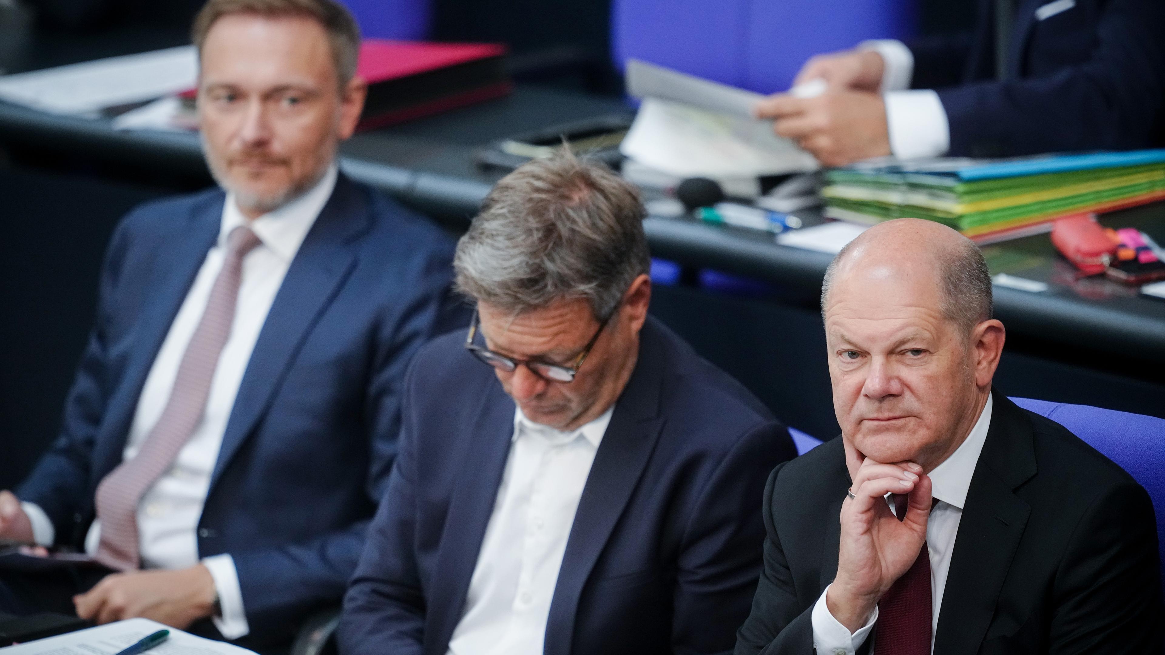 Bundeskanzler Scholz, finanzminister Lindner und Energie- und Wirtschaftsminister Habeck während einer Haushaltsdebatte im Bundestag
