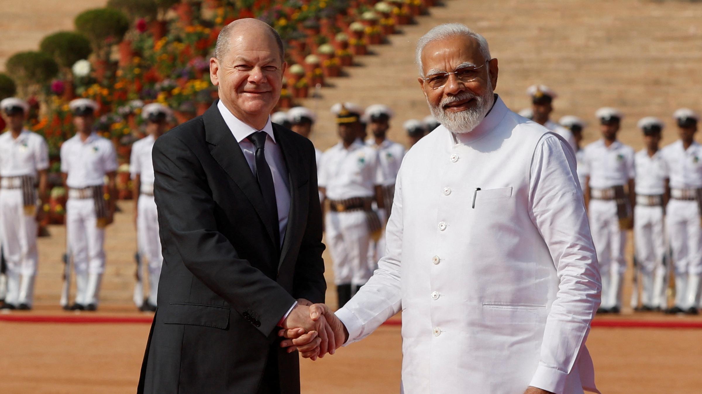 Der Bundeskanzler Olaf Scholz schüttelt die Hand des indischen Premierministers Narendra Modi in Neu Delhi.