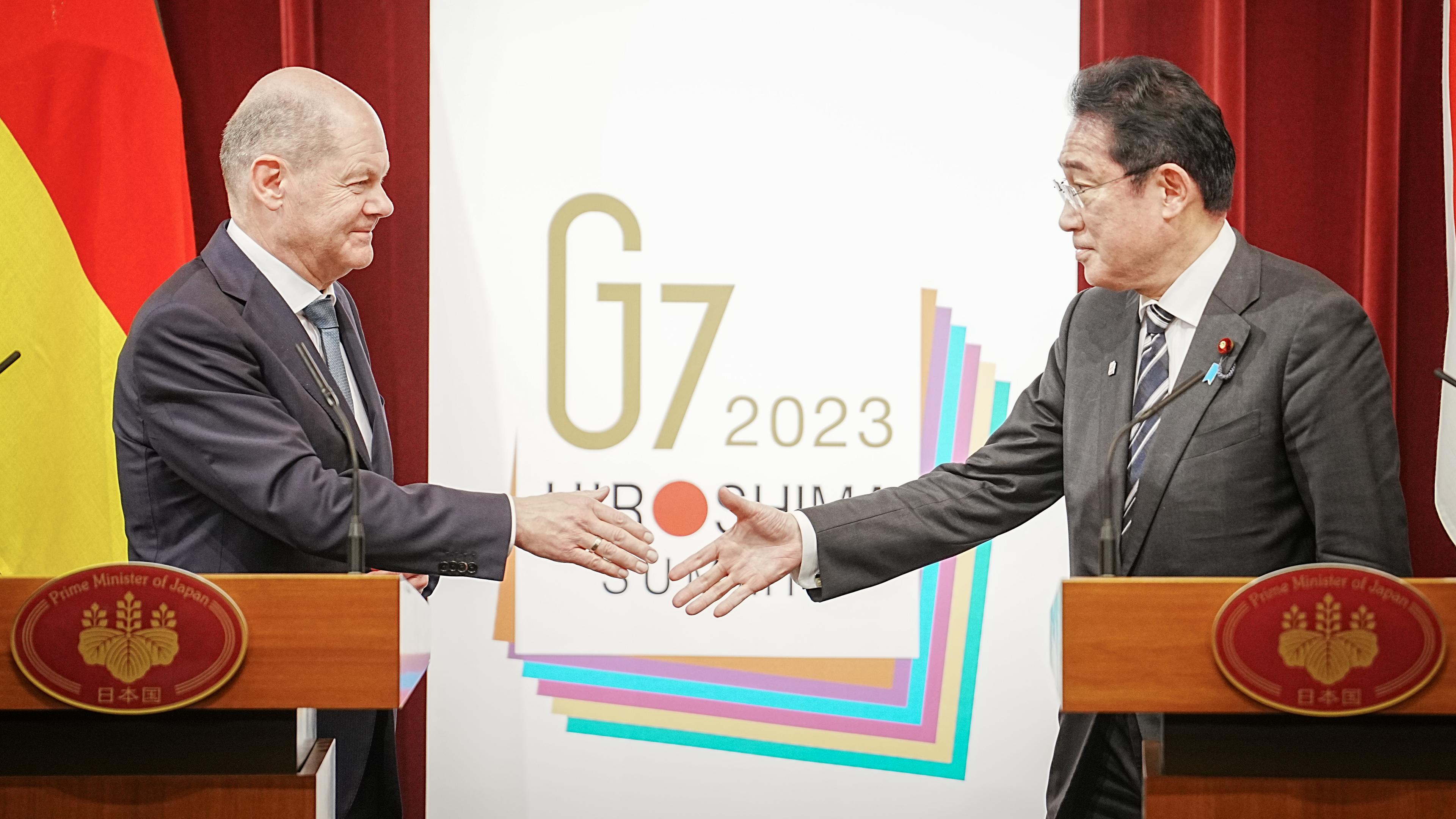 Bundeskanzler Olaf Scholz (l, SPD) und Fumio Kishida, Ministerpräsident von Japan, geben am Rande der ersten deutsch-japanischen Regierungskonsultationen eine Pressekonferenz.