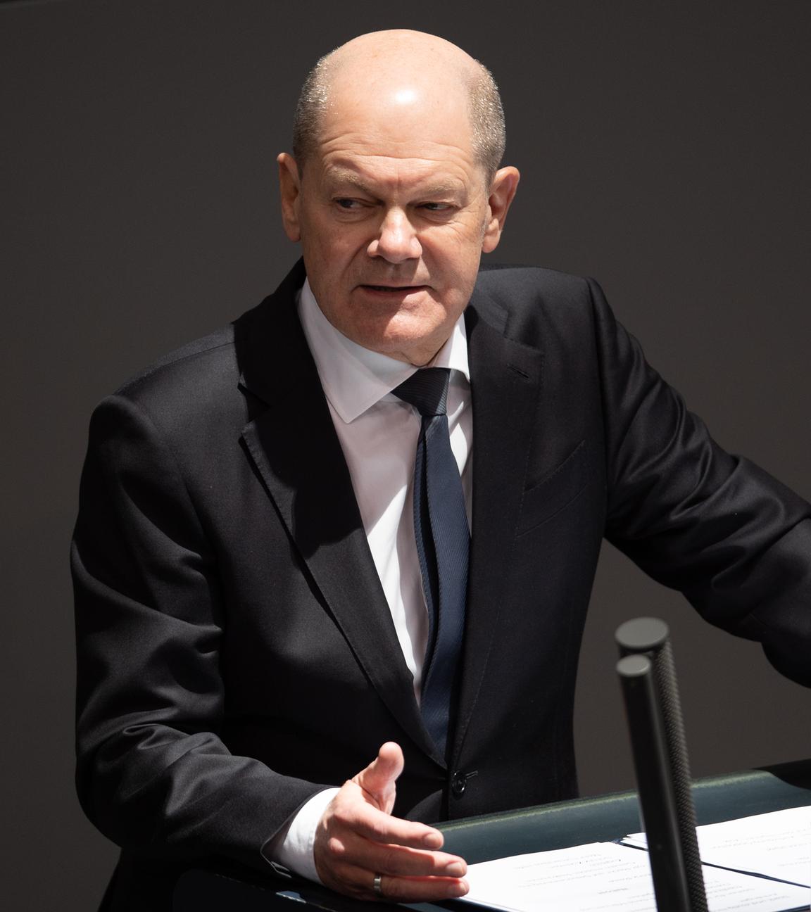 Bundeskanzler Olaf Scholz gibt im Bundestag eine Regierungserklärung ab.