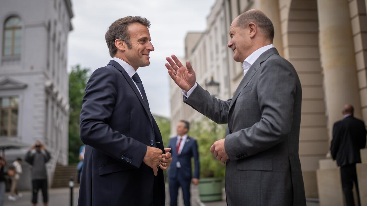 Scholz und Macron: Freundschaftsschwüre in Potsdam - ZDFheute