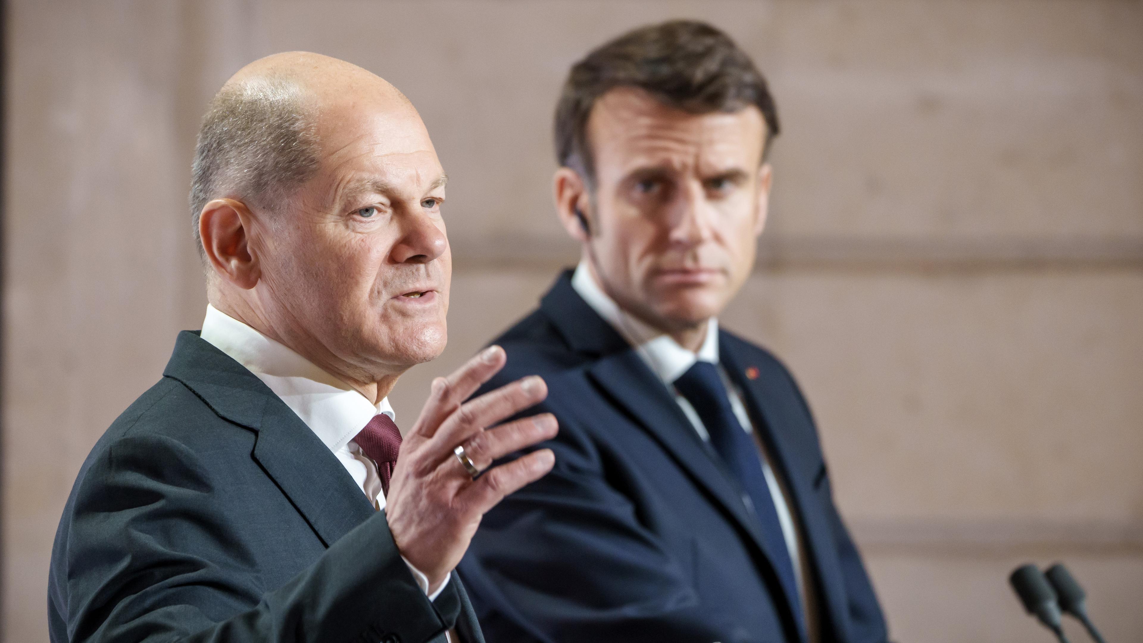 Bundeskanzler Olaf Scholz und Frankreichs Präsident Emmanuel Macron nach dem Ministerrat.