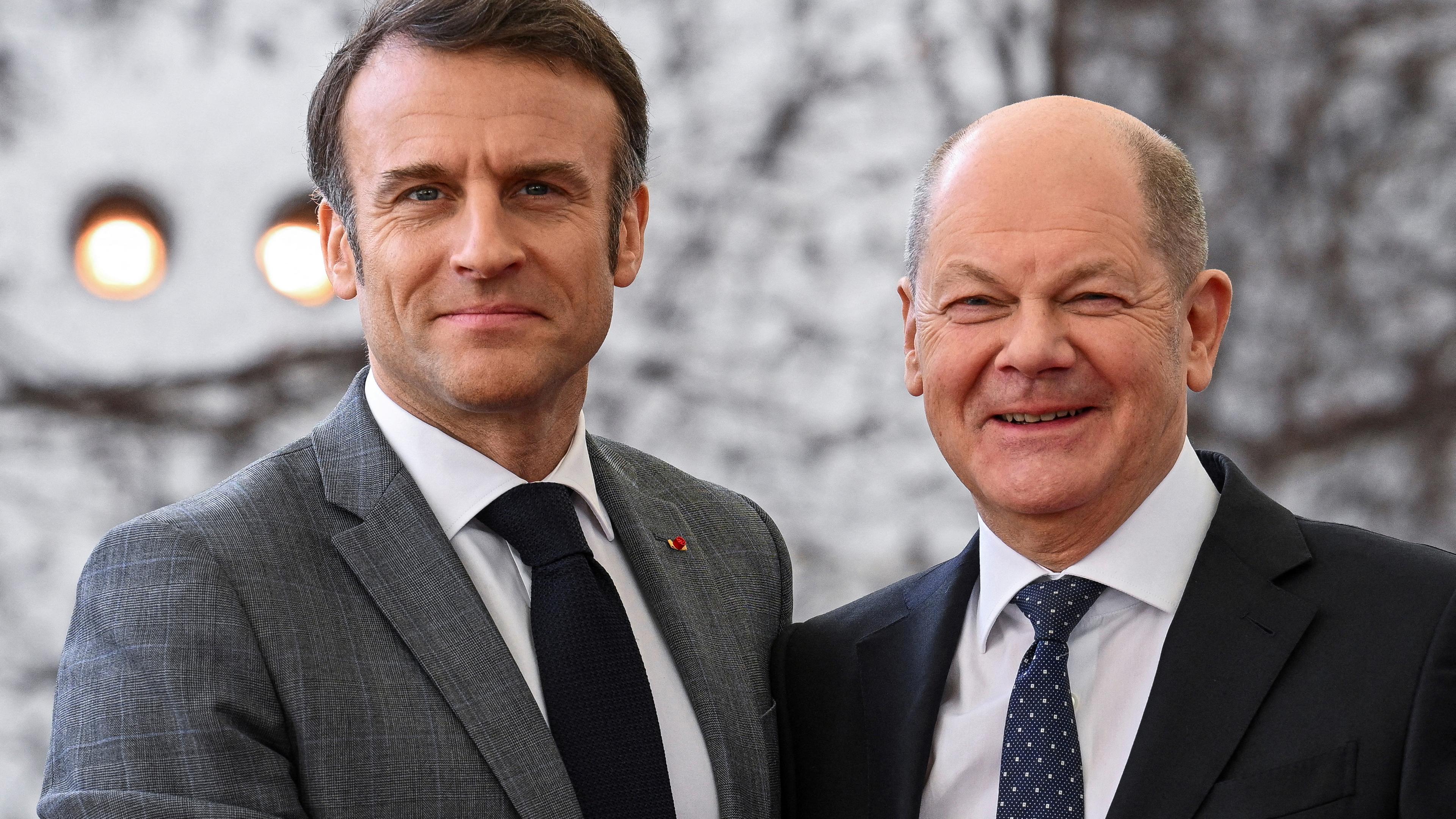 Frankreichs Staatspräsident Emmanuel Macron steht neben Bundeskanzler Olaf Scholz.