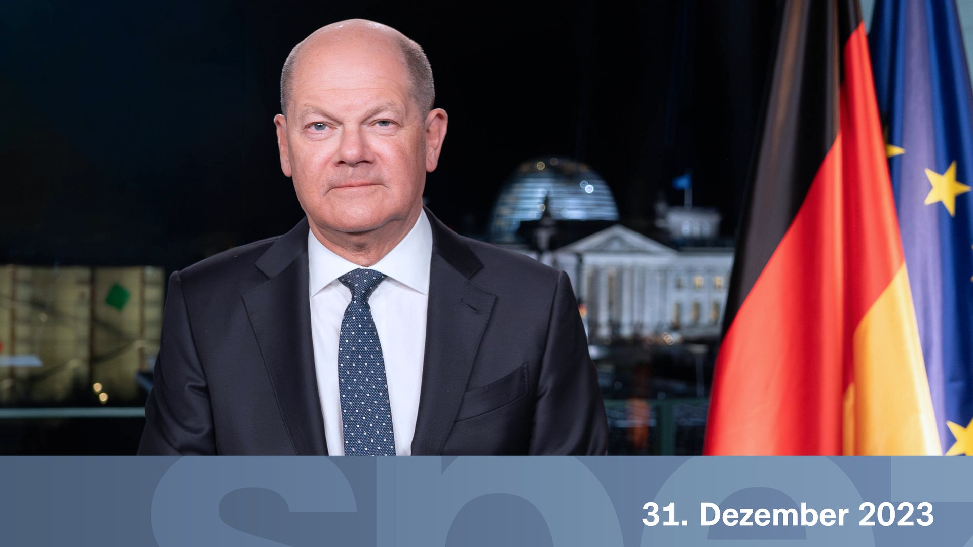 Berlin: Bundeskanzler Olaf Scholz (SPD) sitzt am Rande der Aufzeichnung seiner Neujahrsansprache im Kanzleramt.