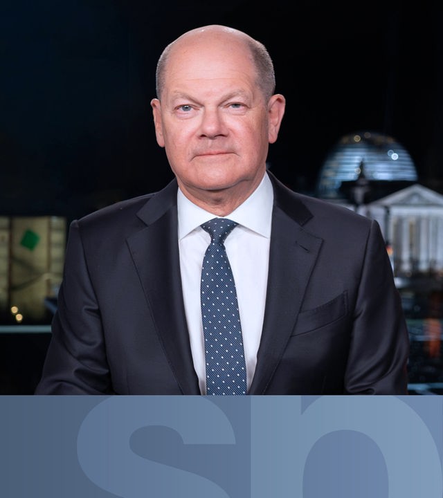 Berlin: Bundeskanzler Olaf Scholz (SPD) sitzt am Rande der Aufzeichnung seiner Neujahrsansprache im Kanzleramt.