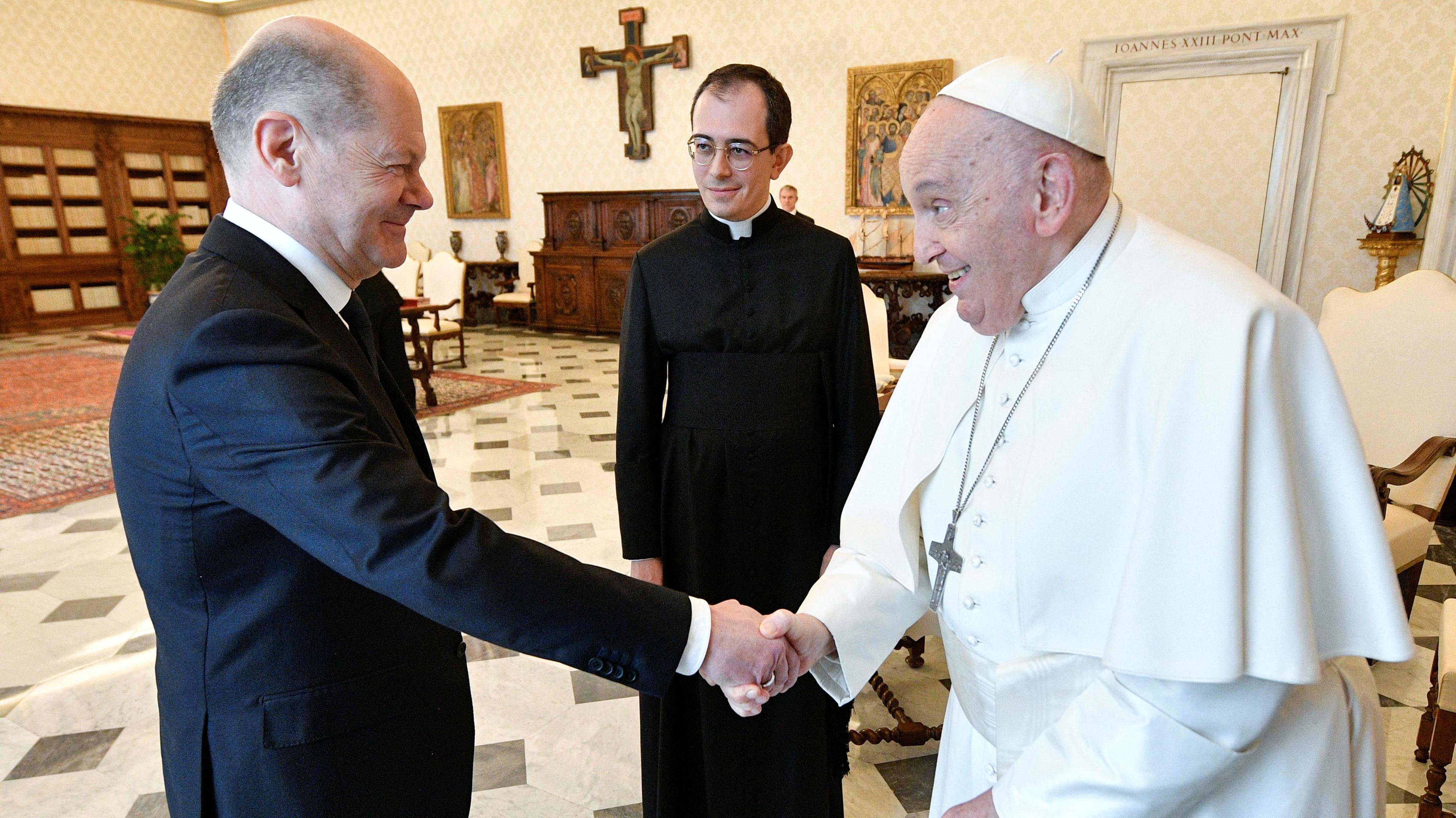 Olaf Scholz mit Papst Franziskus im Vatikan