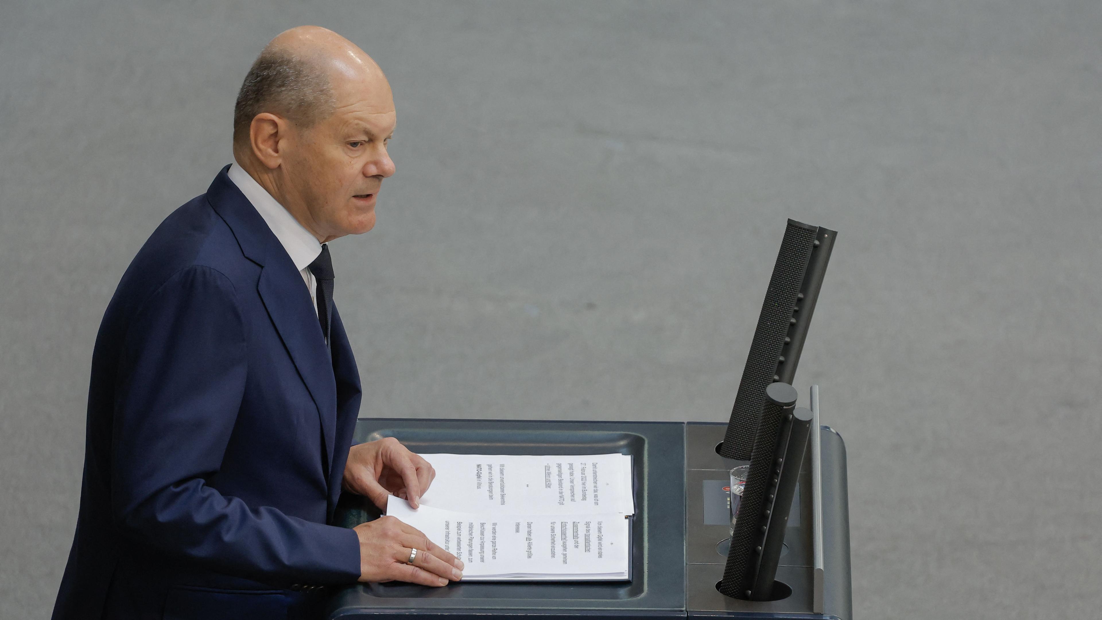 Olaf Scholz steht am Rednerpult im Bundestag